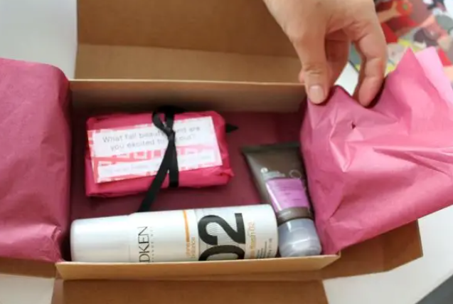 “美妆盲盒”鼻祖再次被卖，盲盒经济不行了？