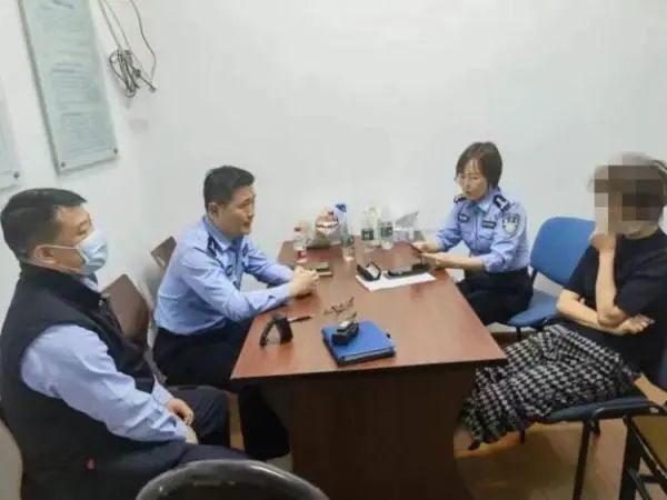 一女子不听劝阻硬要给美容院转10万块？民警把她老公和美容院负责人约到派出所