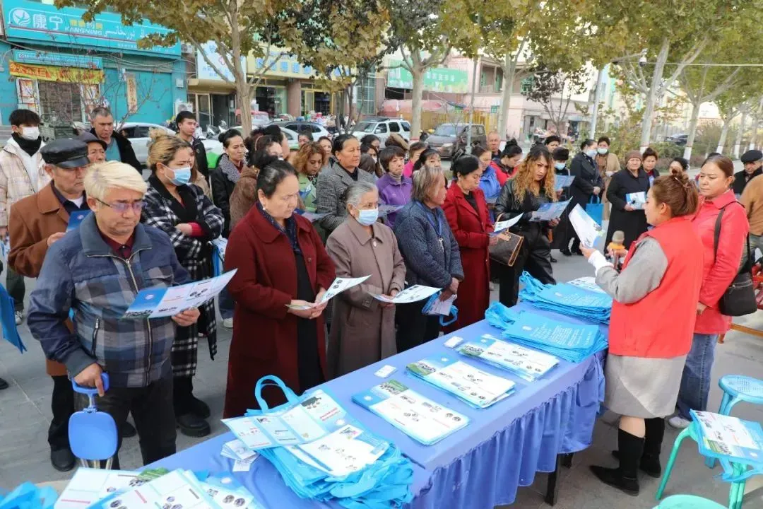 喀什市卫健委开展打击非法医美普法宣传活动