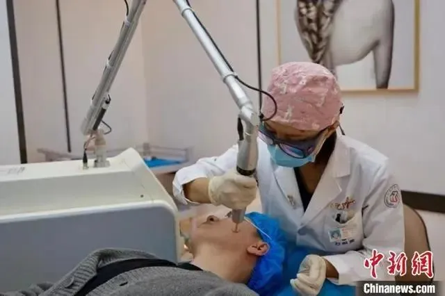 美容医生在手术室门口“刷脸”认证成功，才能进手术室做手术
